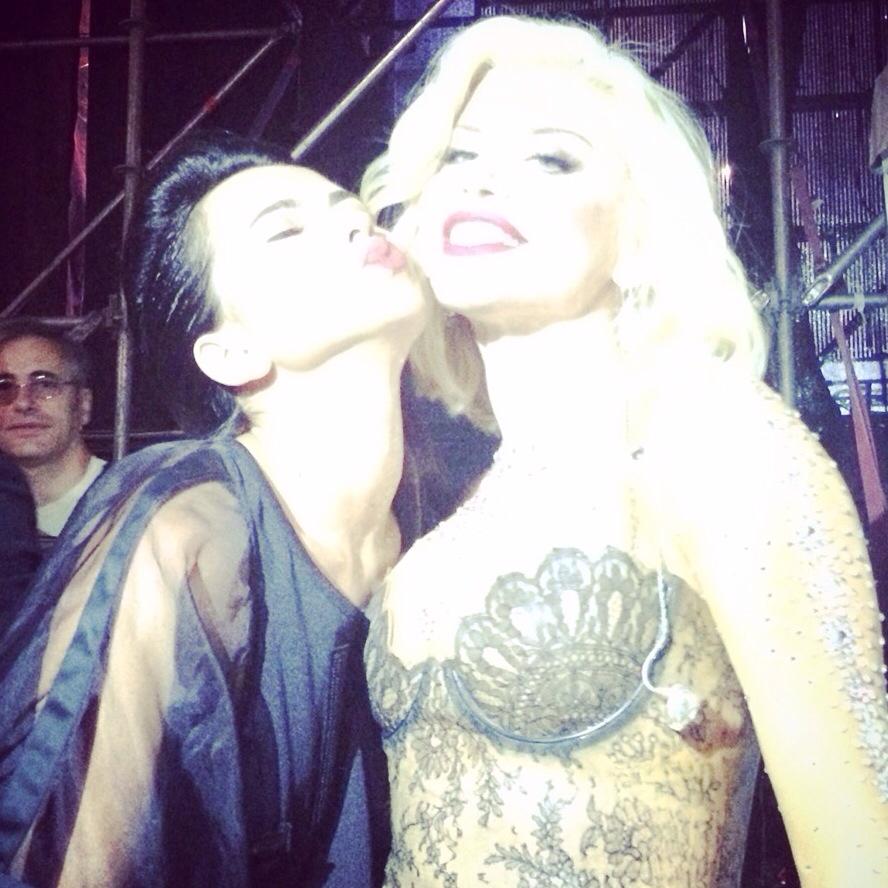 Inna a incercat sa o sarute pe Loredana in culisele RMA Brasov 2014