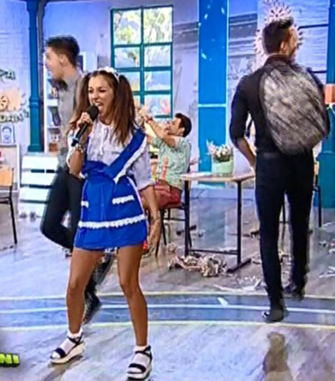 Ruby s-a prezentat la emisiune imbracata in scolarita