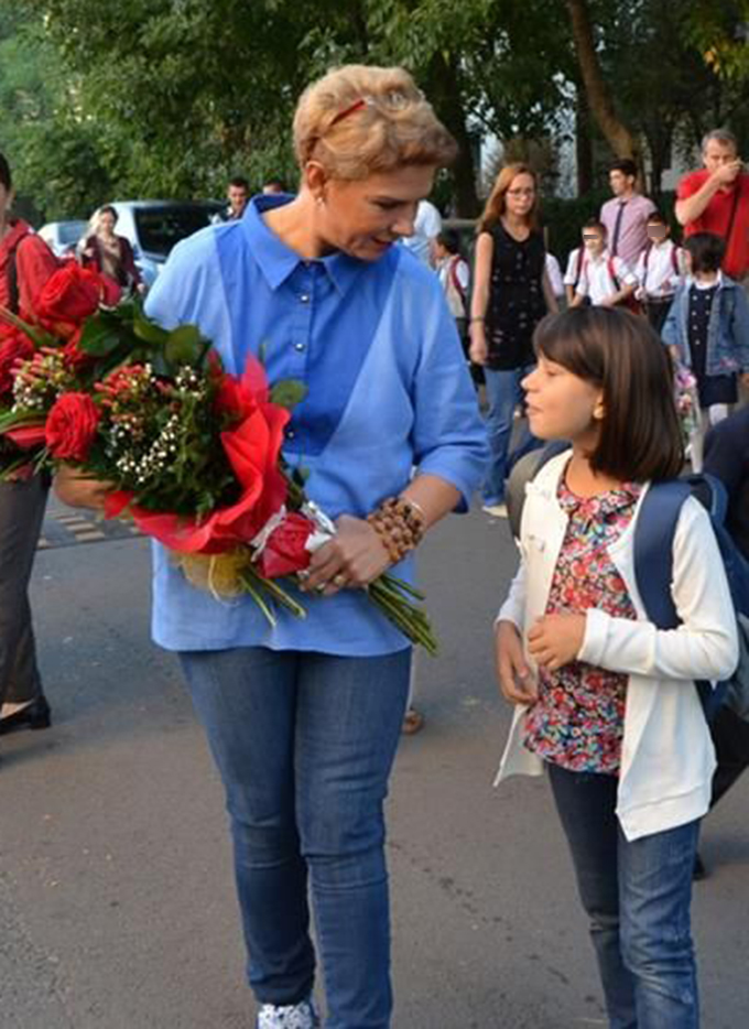 Vedeta i-a dat fetei sale ultimele sfaturi, inainte de a intra in clasa