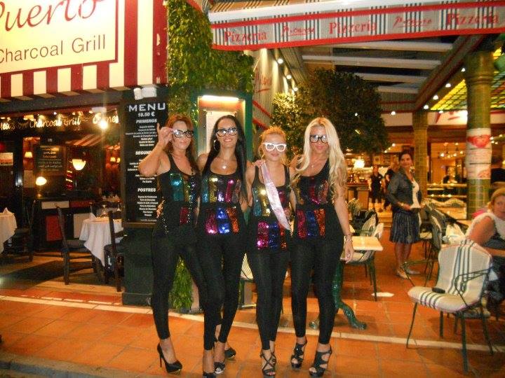 Diana (n.r. blonda din dreapta) si-a schimbat de curand culoarea parului pentru a scapa de trecut