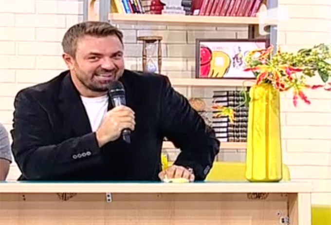 Horia Brenciu a incercat sa recreeze un moment din emisiunea la care este jurat, iar in locul lui Stefan Banica jr a pus o vaza