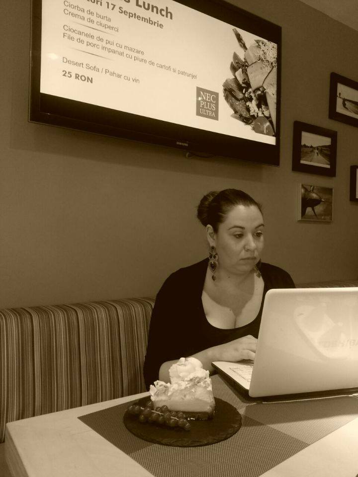 Oana nici nu s-a atins de prajitura care i-a fost oferita. Vedeta urmeaza un regim pe care il respecta cu sfintenie