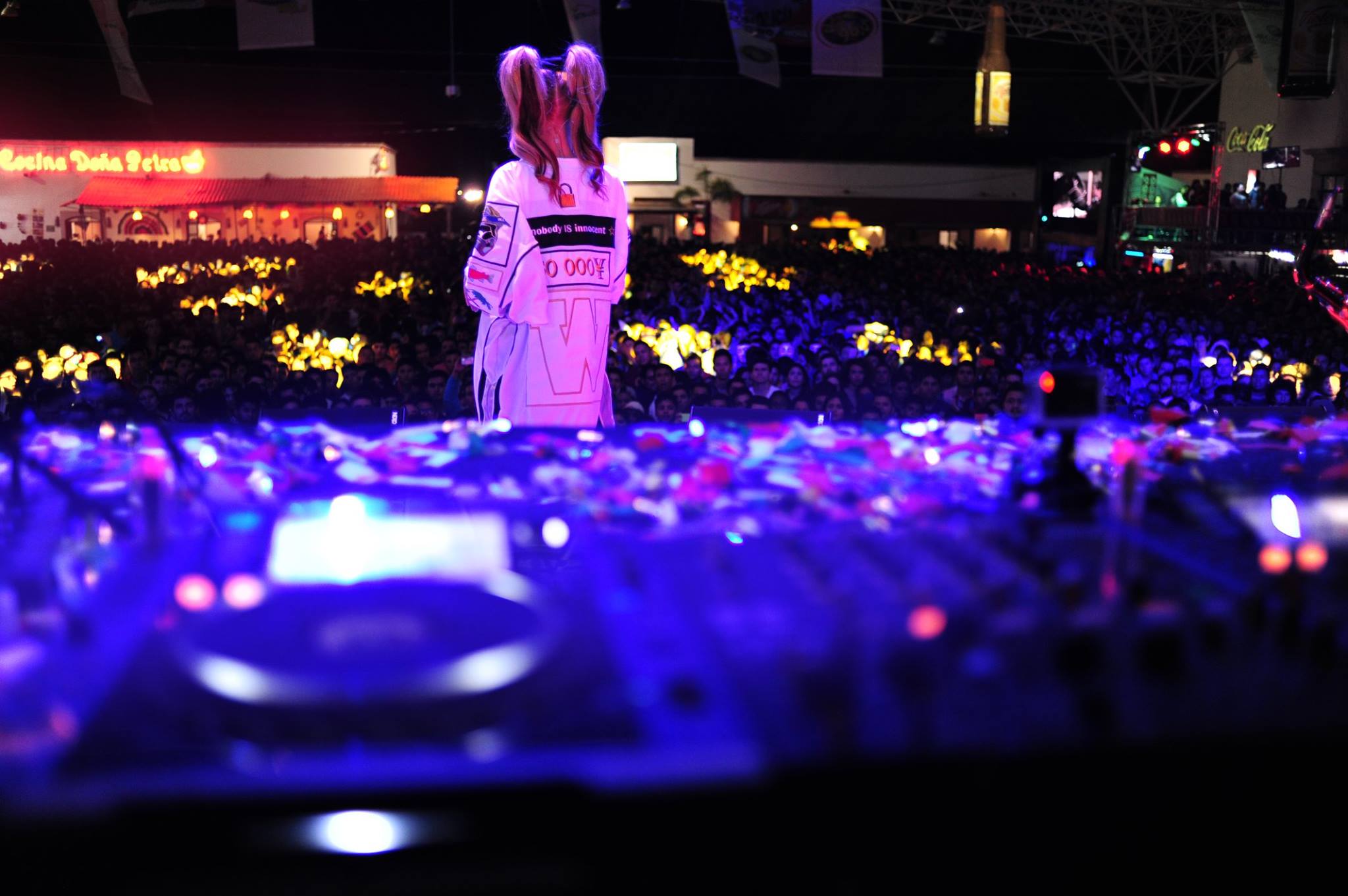 Alexandra Stan a purtat o bluza foarte latga, cu maneci ample