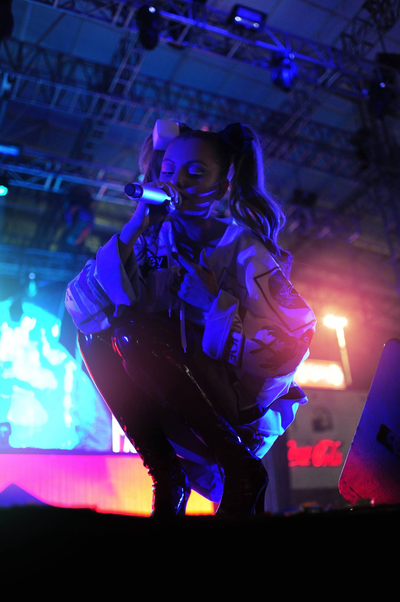 Alexandra a purtat o pereche de cizme negre, foarte inalte