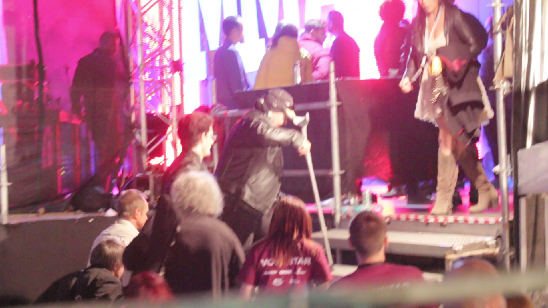 Artistul a urcat pe scena cu ajutorul unor carje