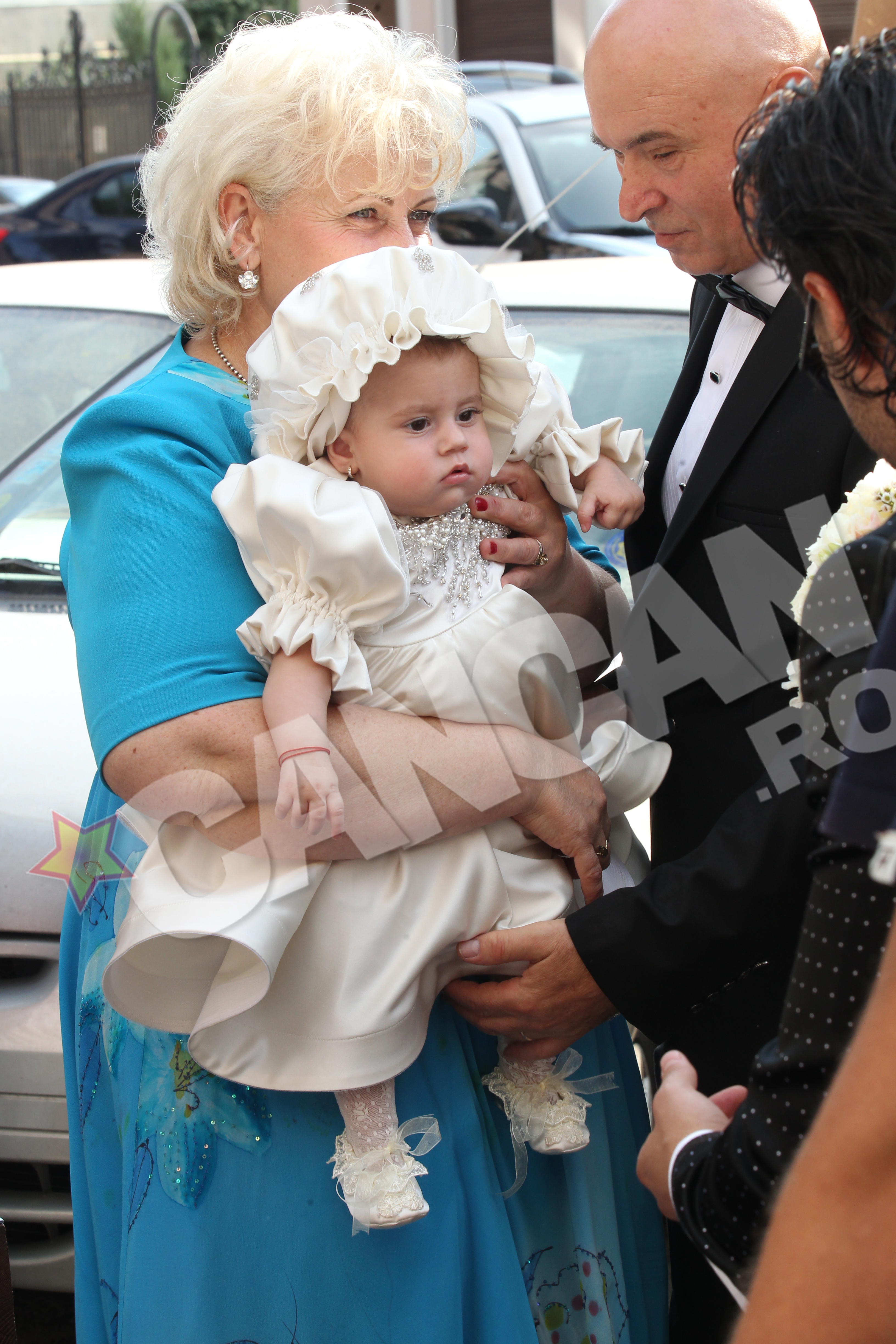 La inceputul ceremoniei, Maya a fost purtata in brate de bunica sa materna