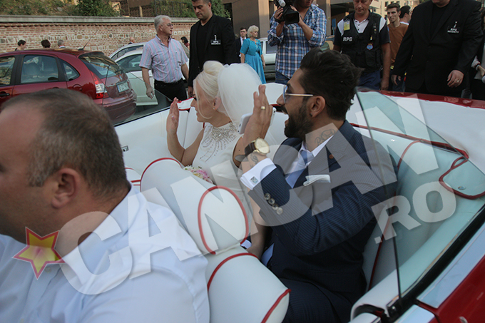 Cei soi au facut cu mana din masina cu care se deplasau spre local