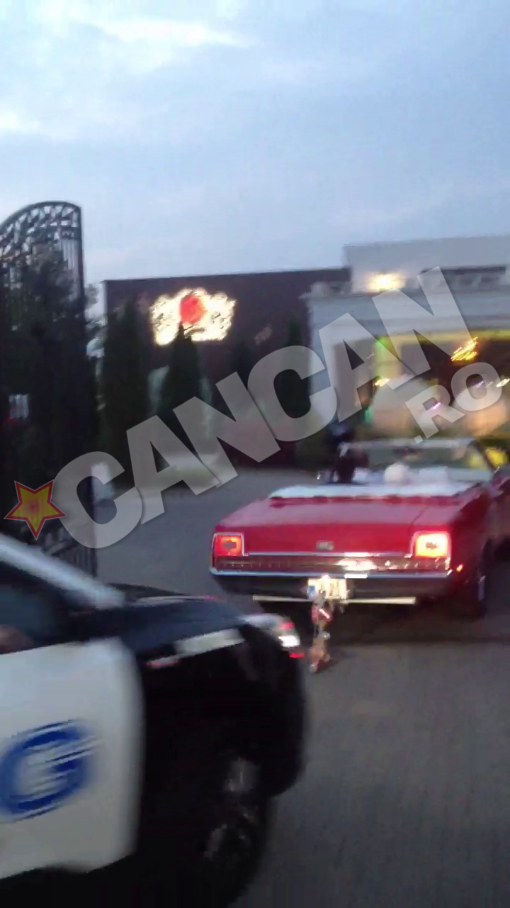 In spatele masinii cu care mergeau mirii erau legate mai multe conserve goale