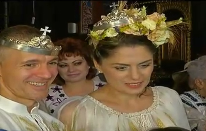 Radu Ille si sotia sa au ales sa poarte straie populare la cununia religioasa