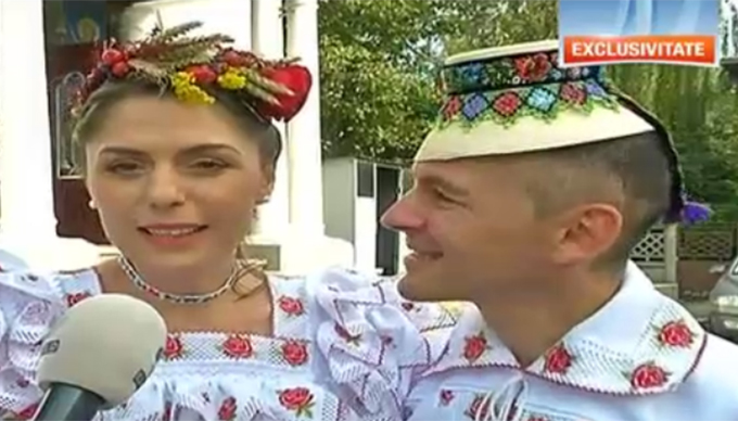 Cei doi au optat pentru acelasi tip de tinute si la botezul fiicei lor