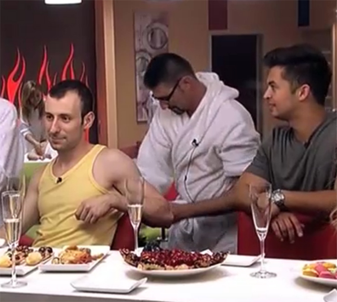 In timp ce doamnele se agitau de zor, baietii isi vedeau de petrecere