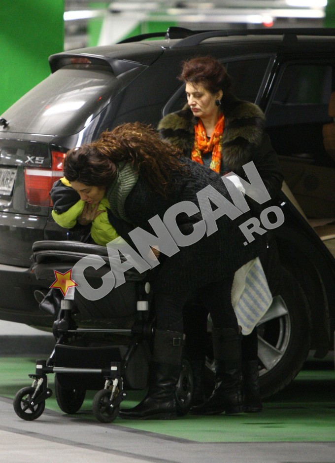 Copilul Claudiei a invatat si romana si engleza