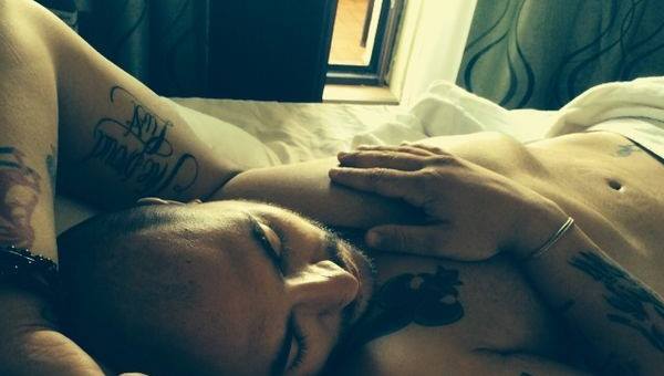 Cristi a postat o imagine in care este dezbracat, in pat