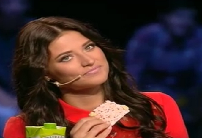 Atunci cand a fost surprinsa mancand in emisiune, cantareata a zambit larg la camera