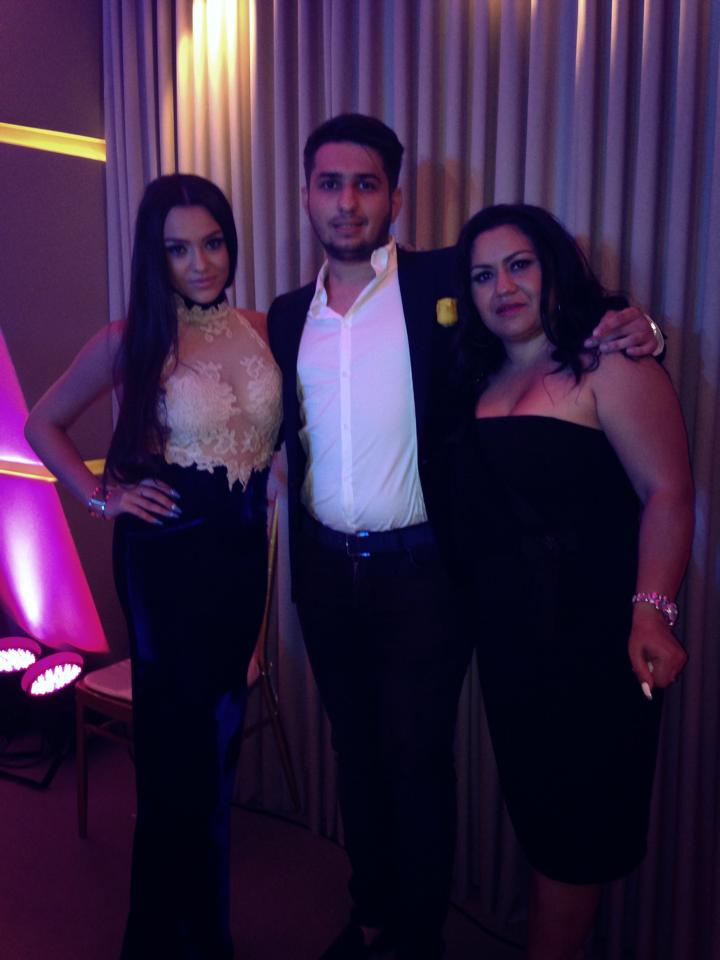 Carmen s-a fotografiat alaturi de iubitul ei si de mama sa