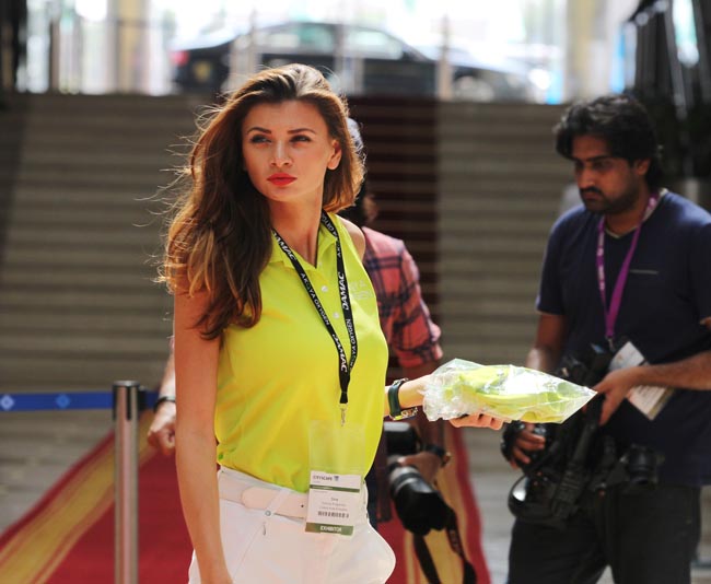 Ramona a lucrat hostes la un showroom din Dubai