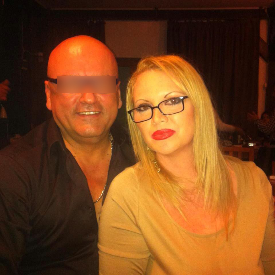 Blonda s-a simtit foarte bine in compania prietenilor ei. Aici, alaturi de un amic