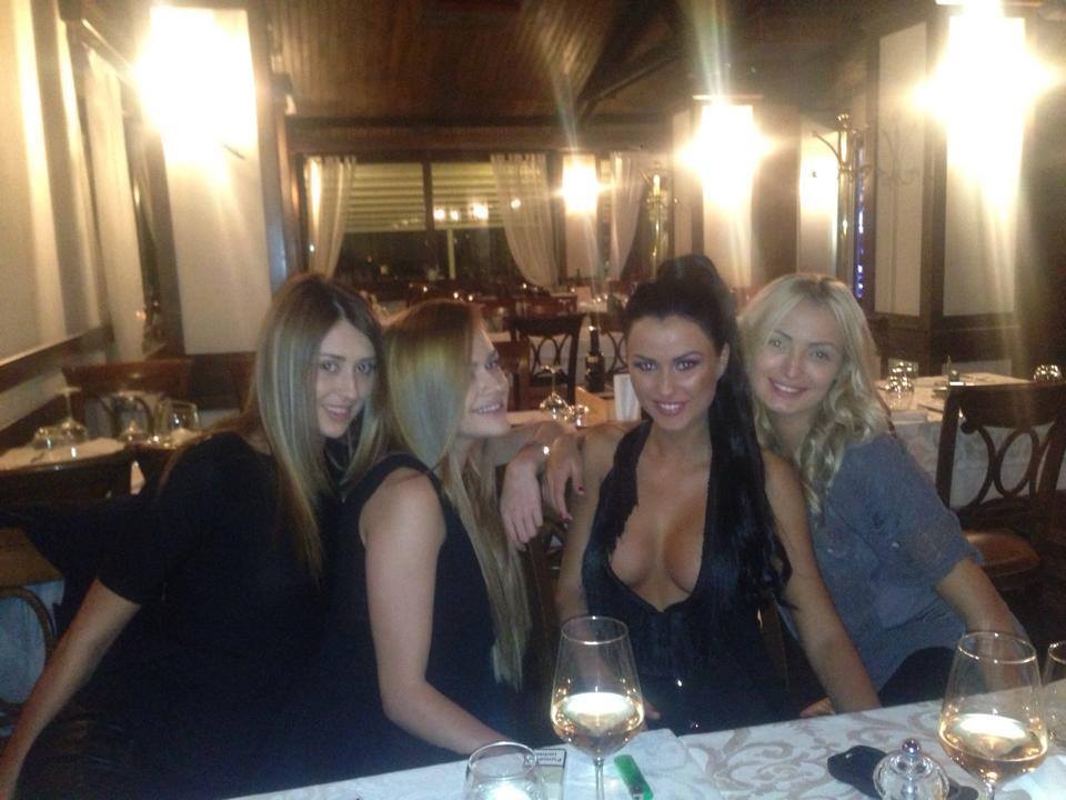 Daniela Crudu a iesit in oras cu fetele si s-a aratat foarte zambitoare