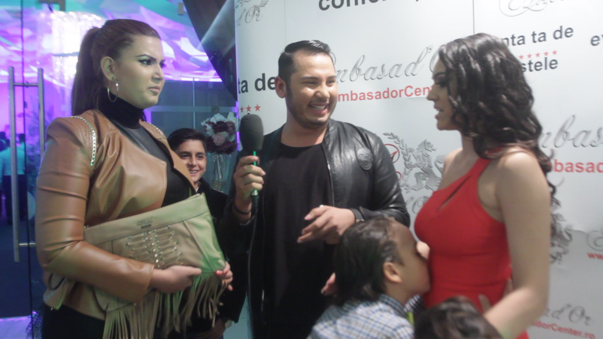 Baiatul cel mic al lui Minune si-a pupat in repetate randuri sora pe burtica