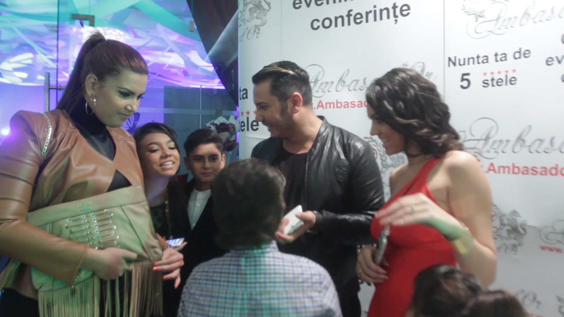 Dupa ce fratele sau a dat-o de gol, Carmen a incercat sa isi ascunda burta cu mana