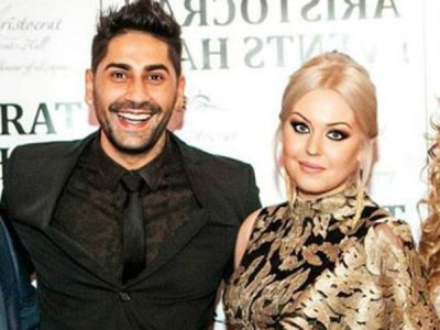 Artistul are o dantura impecabila