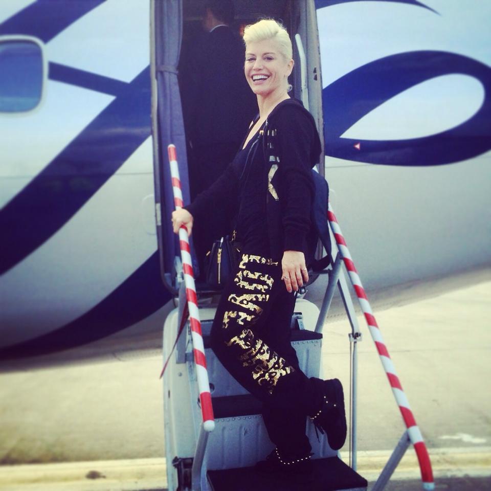 La cateva minute dupa ce a aterizat la Bucuresti, vedeta a decolat din nou, de data aceasta catre Iasi