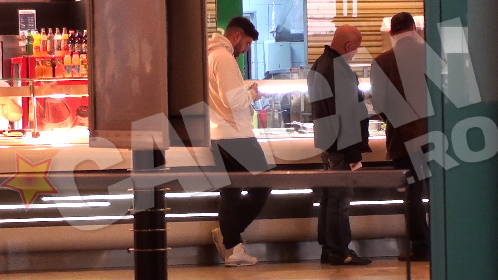 Speak astepta cuminte sa plaseze comanda si sa ajunga cu mancarea calda la Adelina