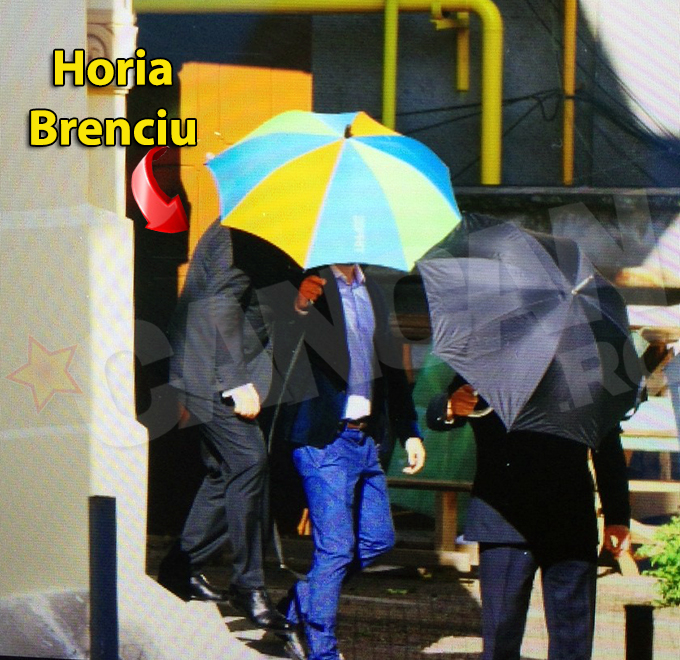 Horia Brenciu a iesit din biserica flancat de bodyguarzi si acoperit de umbrele
