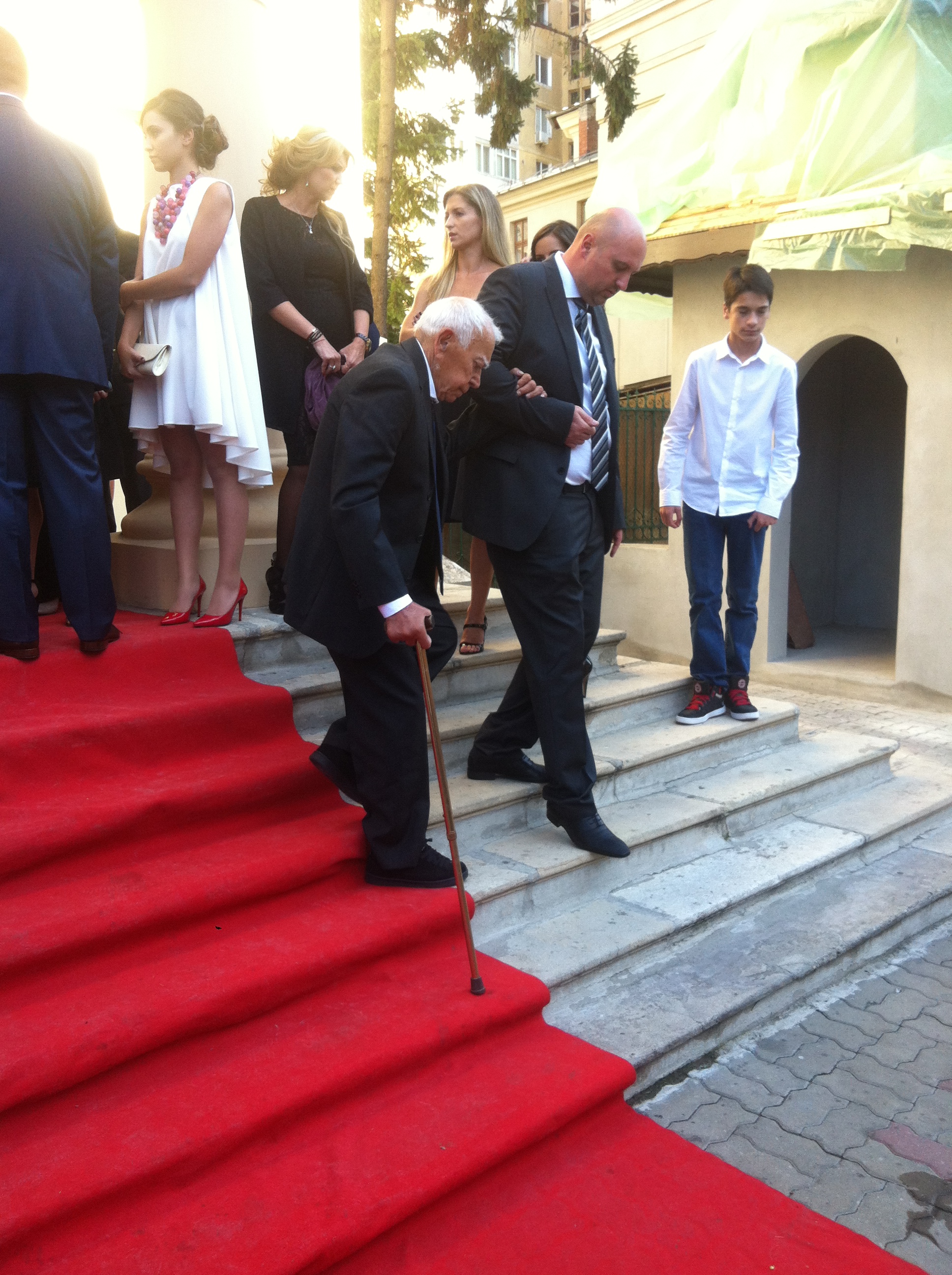 Socrul mare a venit neinsotit la Biserica, sotia lui trecand in nefiinta acum cativa ani