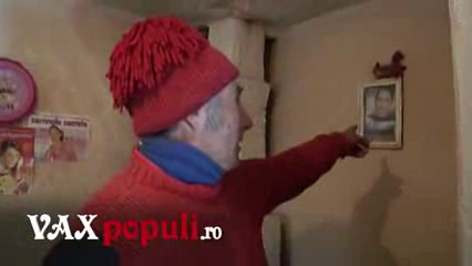 Nea Gica arata spre poza pe care o are de la Andreea Marin