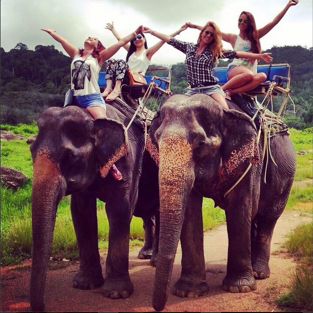 Fosta asistenta tv isi ia in vacante si prietenele romance