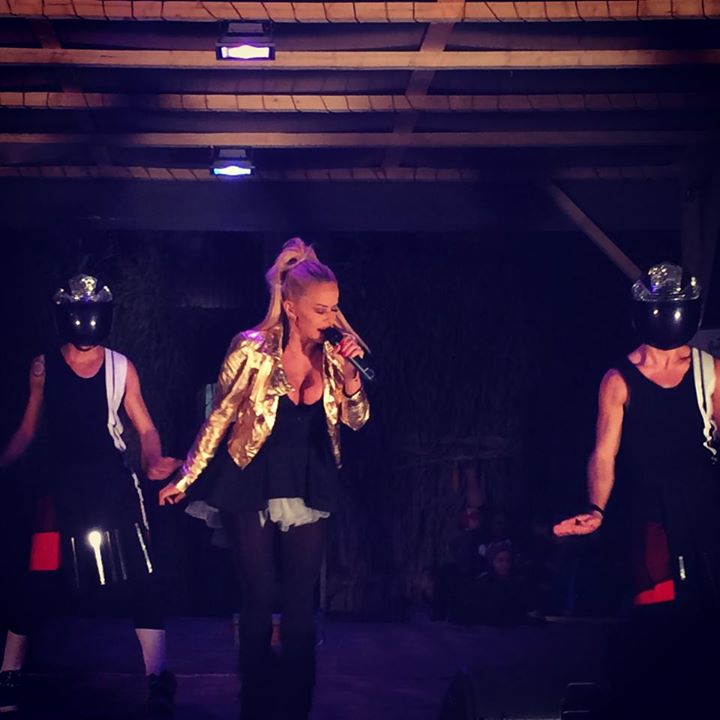 Anda Adam si-a facut aparitia pe scena cu o rochita scurta, cu un decolteu ametitor