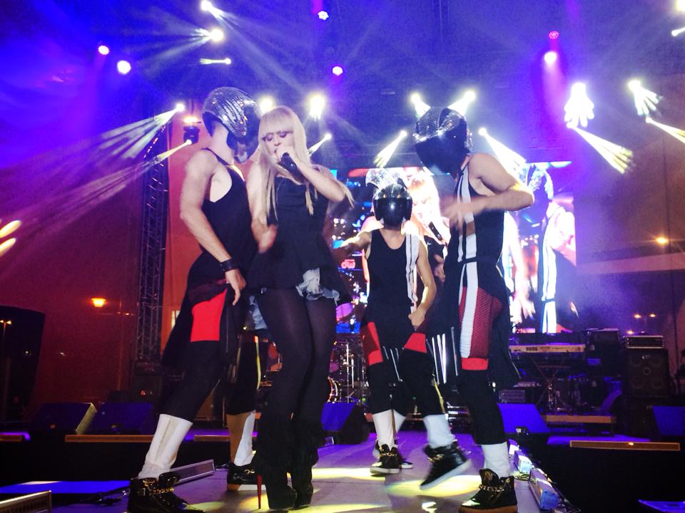 Vedeta a facut un show de zile mari, in ciuda temperaturii destul de scazute de afara