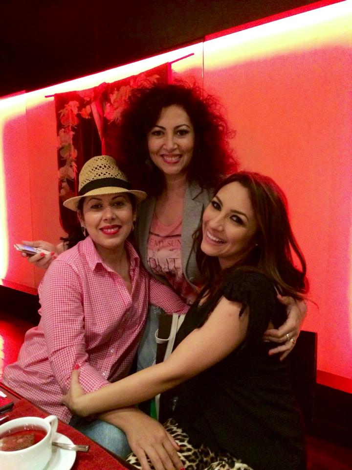 Cantareata este foarte atasata de surorile ei, pe care le iubeste enorm