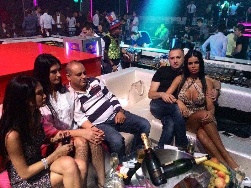 Cei doi amorezi au stat nedespartiti intreaga seara