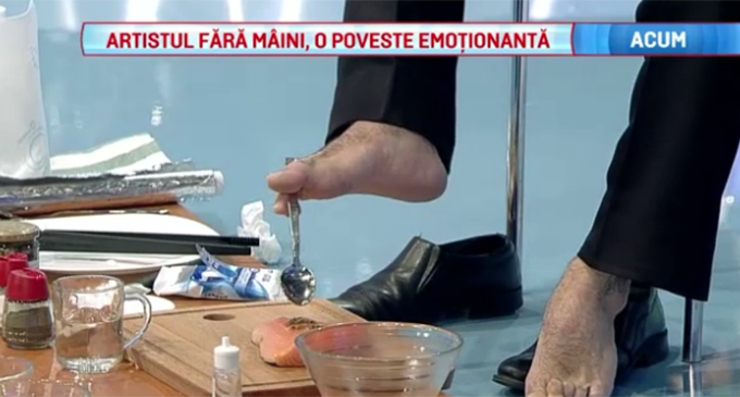 Tanarul gateste perfect chiar daca nu isi poate folosi mainile