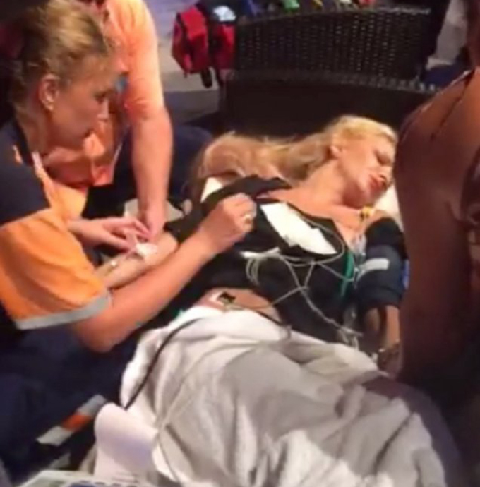 Blondei i s-a facut rau in direct si a lesinat, fiind nevoie de interventia medicilor pentru a o stabiliza