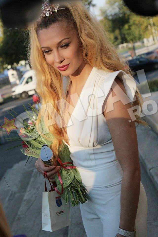 Lora a venit singura la botezul fetitelor lui Mihai de la Akcent, in urma cu o saptamana