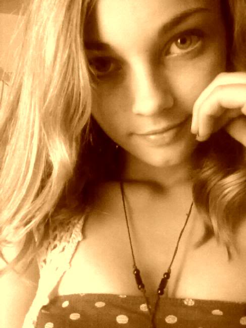 Tanara are o singura fotografie, pe un profil vechi, care ar putea fi considerate 