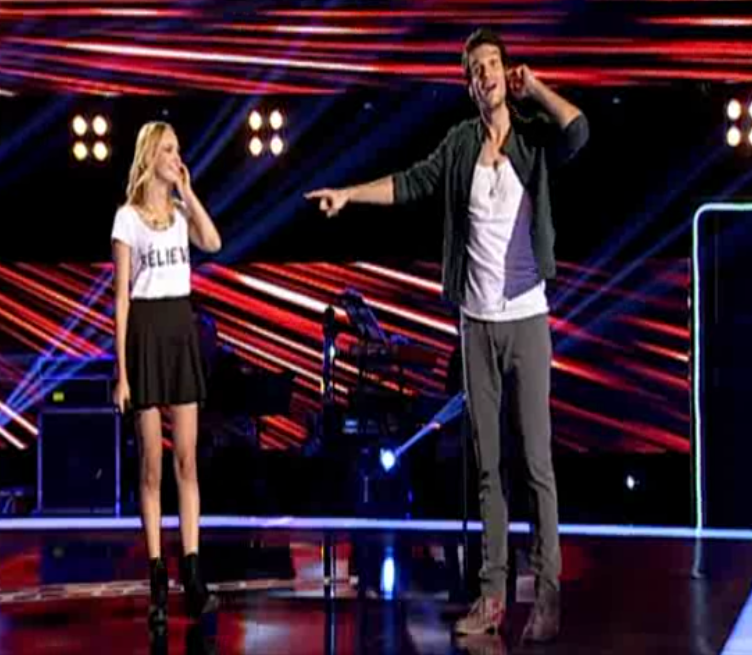 Tanara de 17 ani a cantat, la inceput, ascunsa dupa o cortina