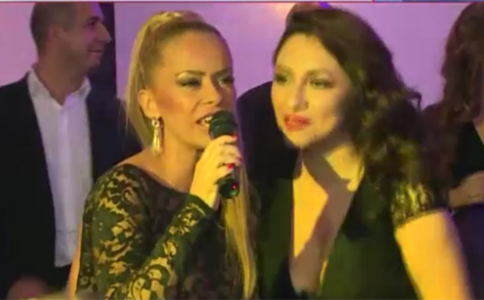 Cele doua au ridicat pe toata lumea in picioare