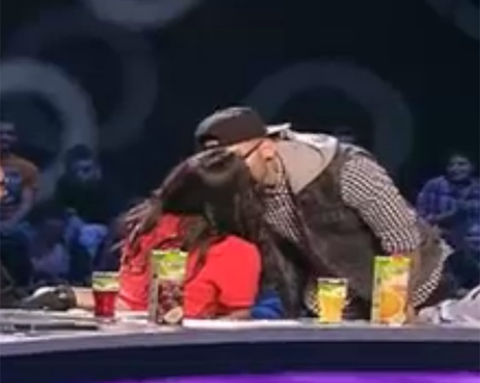 Cei doi s-au sarutat in fata tuturor, fara sa tina cont ca toata lumea se uita la ei