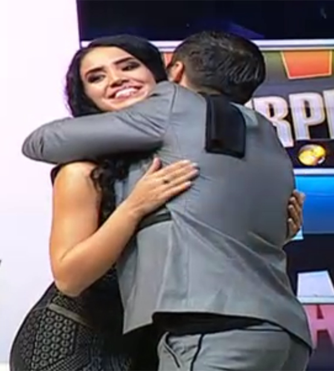 Atunci cand a intrat in platoul emisiunii, Liviu Varciu a strans-o in brate pe Adelina cu patos