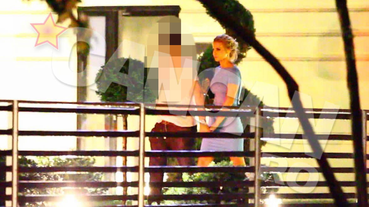 Blonda si partenerul ei au parasit localul de mana, la cinci dimineata