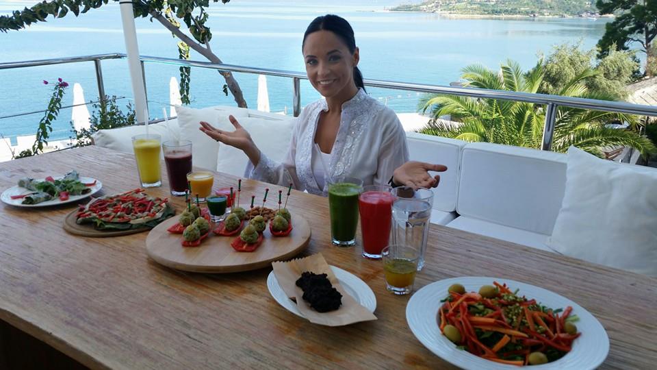 Andreea Marin urmeaza un regim alimentar foarte strict in Turcia