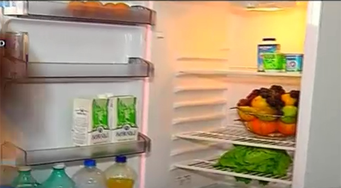 Vedeta nu are in frigider decat lactate fara grasimi, fructe si salata
