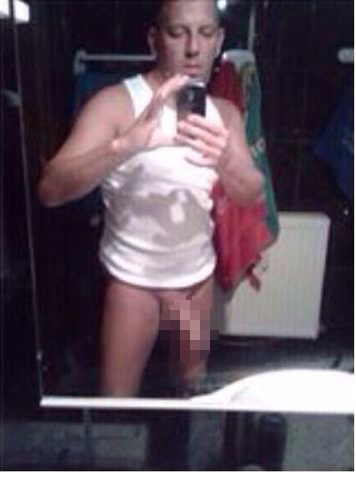 Actorul s-a dezbracat complet si s-a fotografiat in oglinda