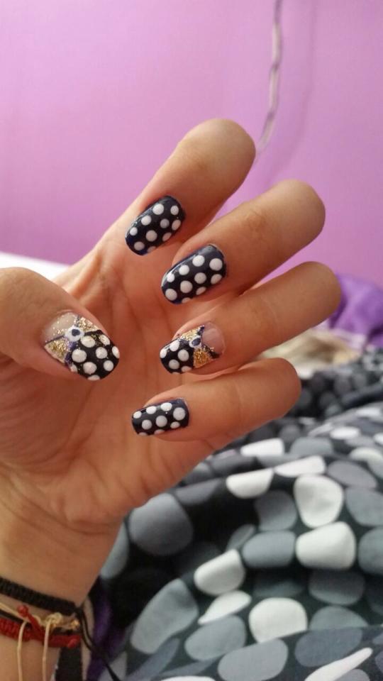 Actrita se pricepe sa faca picturi pe unghii