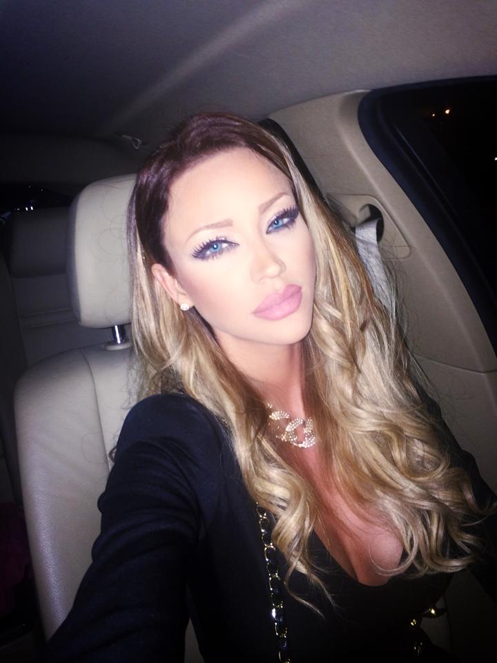 De obicei, vedeta nu iese din casa fara sa se machieze