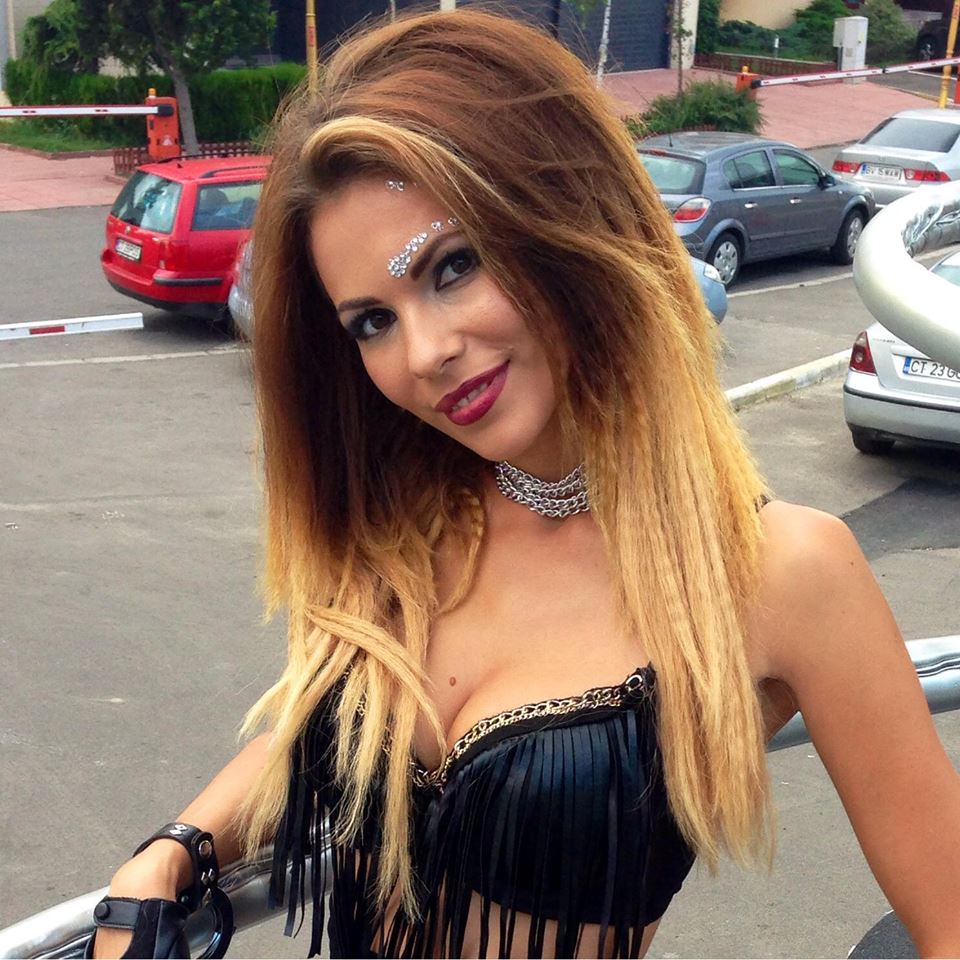 Asta vara, Andreea s-a vopsit blonda si a dansat pe carele alegorice